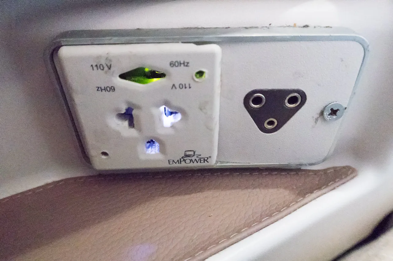 ターキッシュエアラインズ座席の電源のアップ
