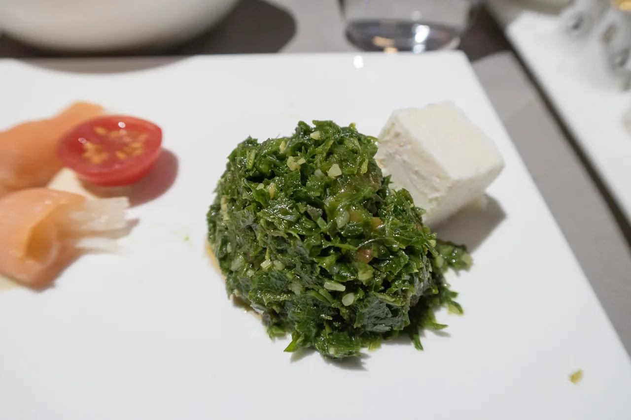 ターキッシュエアラインズ_前菜_タブーラ（パセリのサラダ）の白チーズ添え