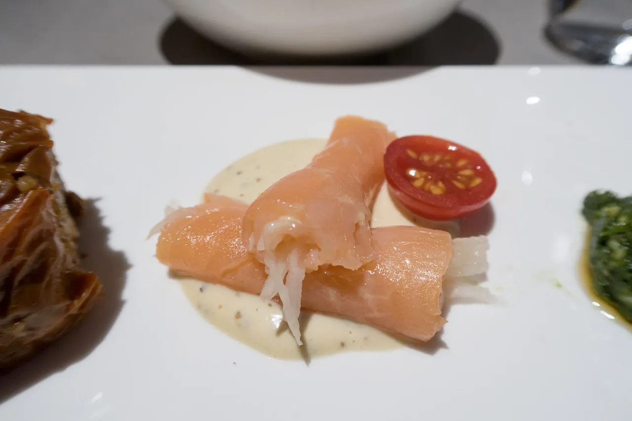 ターキッシュエアラインズ_前菜_スモークサーモンの”大根巻き”