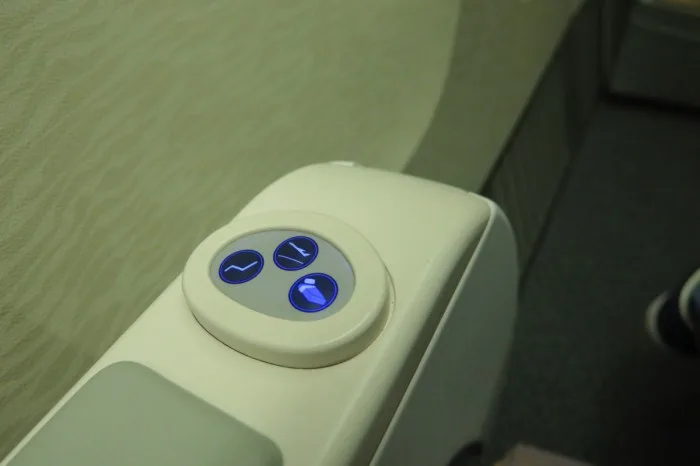 エミレーツ航空 ビジネスクラス シートのリモコン