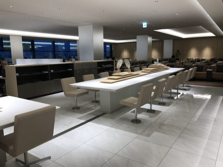 福岡空港と同じく2019年にリニューアルされた伊丹空港のANA LOUNGE（2019年2月撮影）