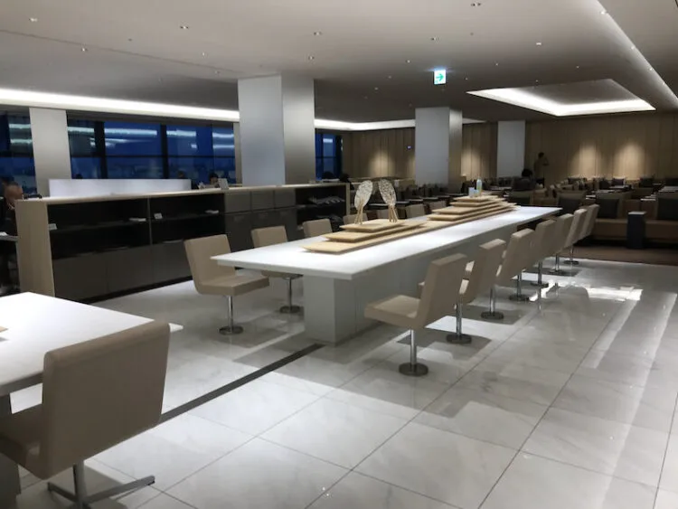 福岡空港と同じく2019年にリニューアルされた伊丹空港のANA LOUNGE(2019年2月撮影)