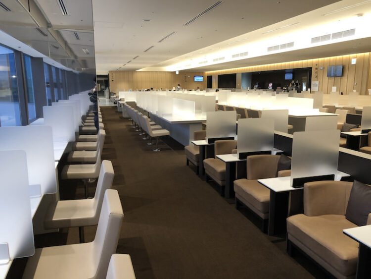 パーテーションが目立つ福岡空港国内線ターミナルのANA LOUNGE