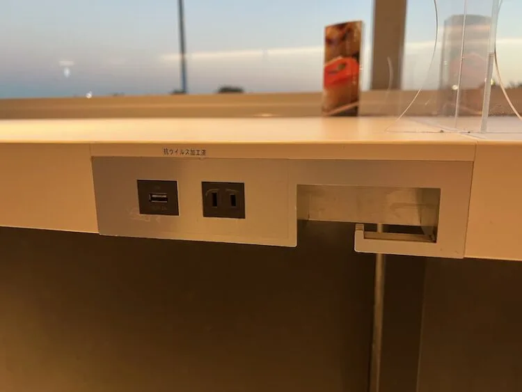 ▲各席に備え付けのUSBとコンセントと荷物用フック