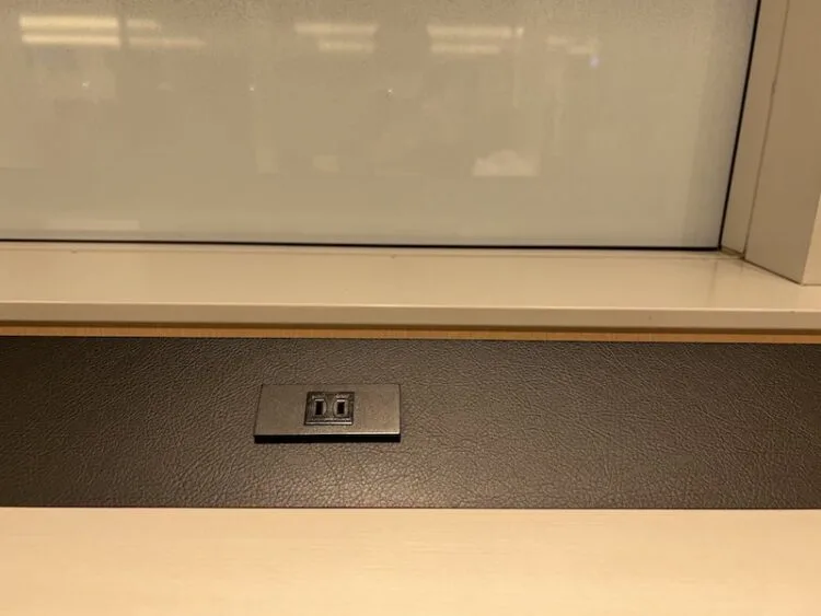 ▲各席はコンセントが1口のみ
