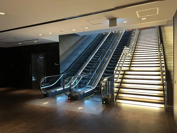 ▲羽田空港第1ターミナル北ウイング「ダイヤモンド・プレミアラウンジ」へ向かうエスカレーター