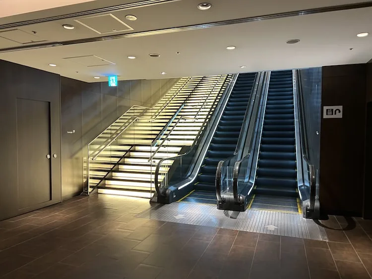 ▲羽田空港第1ターミナル南ウイング「サクララウンジ」へ向かうエスカレーター 