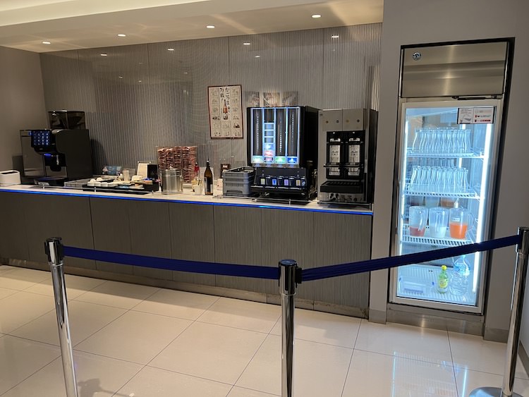 ▲鹿児島空港「ANA LOUNGE」のドリンクコーナー