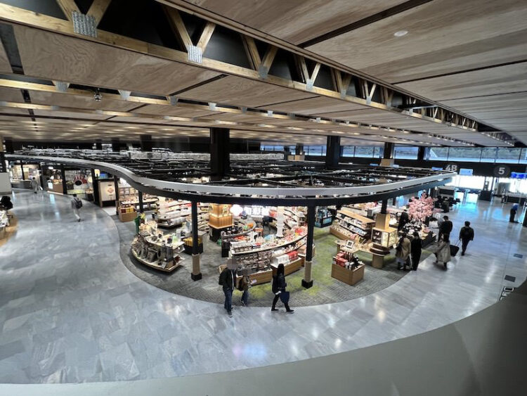 阿蘇くまもと空港国内線搭乗案内エリア。土産物屋・飲食店が充実。