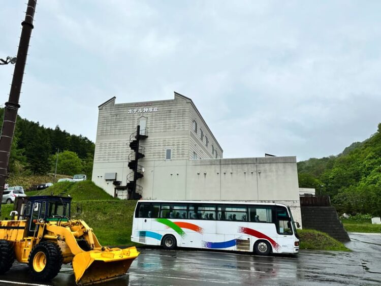 ホテル神居岩　駐車場からの外観