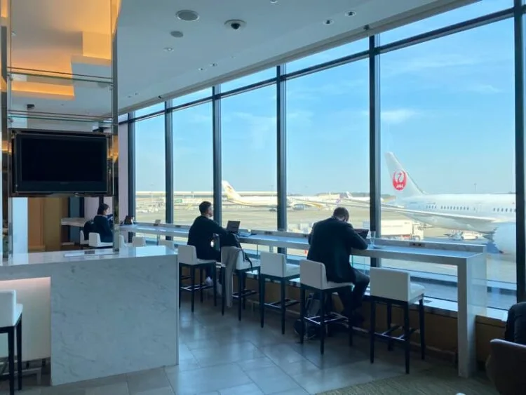 成田空港国際線のサクララウンジの様子