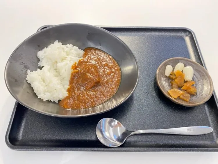 成田空港のサクララウンジで食べたJALカレー