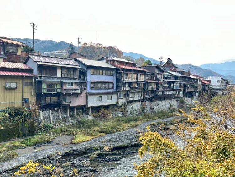 木曽福島　崖づくりの家